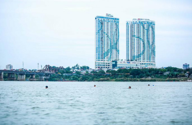 Choáng với cảnh “tắm tiên” ở sông Hồng dưới cái lạnh “thấu xương” - 5