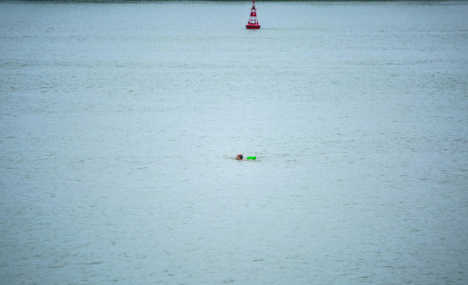 Choáng với cảnh “tắm tiên” ở sông Hồng dưới cái lạnh “thấu xương” - 7