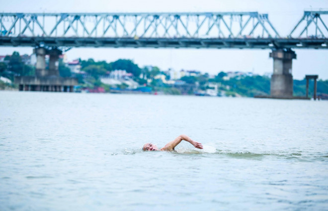 Choáng với cảnh “tắm tiên” ở sông Hồng dưới cái lạnh “thấu xương” - 9