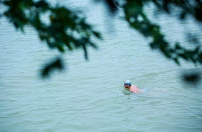 Choáng với cảnh “tắm tiên” ở sông Hồng dưới cái lạnh “thấu xương” - 8