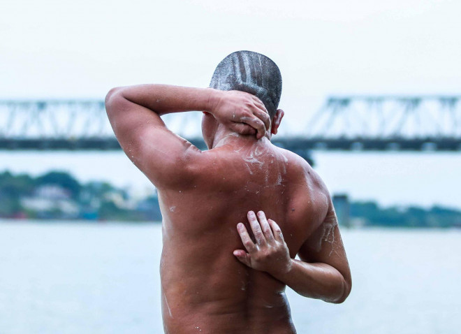 Choáng với cảnh “tắm tiên” ở sông Hồng dưới cái lạnh “thấu xương” - 13