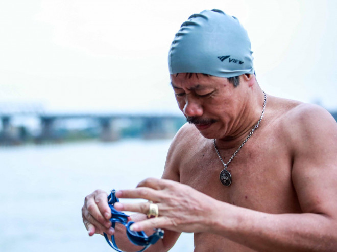 Choáng với cảnh “tắm tiên” ở sông Hồng dưới cái lạnh “thấu xương” - 11