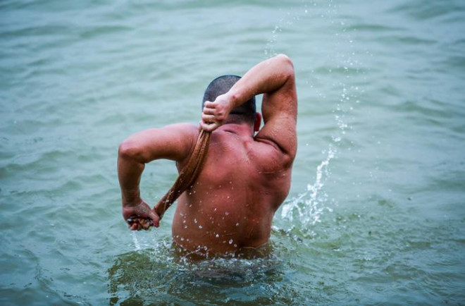 Choáng với cảnh “tắm tiên” ở sông Hồng dưới cái lạnh “thấu xương” - 12