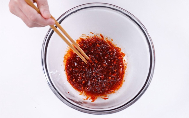 Chị em có thể làm món gà chiên "không dầu mỡ" chỉ với loại giấy nhỏ mà có võ - 2