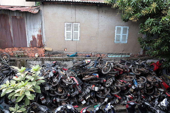 Hàng trăm xe máy “bị bỏ rơi”, chất đống cho cỏ mọc ở Sài Gòn - 1