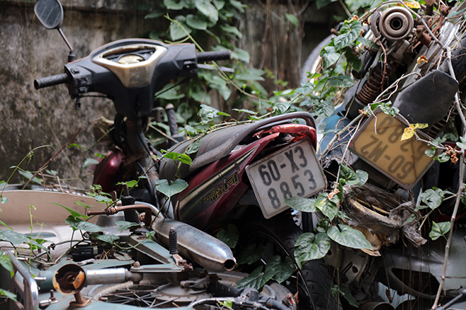 Hàng trăm xe máy “bị bỏ rơi”, chất đống cho cỏ mọc ở Sài Gòn - 10