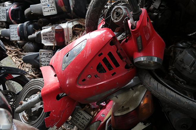 Hàng trăm xe máy “bị bỏ rơi”, chất đống cho cỏ mọc ở Sài Gòn - 11