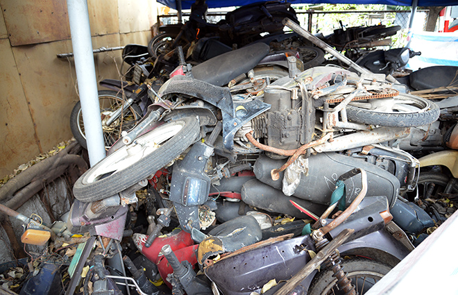 Hàng trăm xe máy “bị bỏ rơi”, chất đống cho cỏ mọc ở Sài Gòn - 12