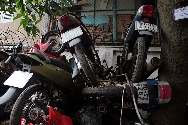 Hàng trăm xe máy “bị bỏ rơi”, chất đống cho cỏ mọc ở Sài Gòn - 13