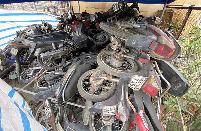 Hàng trăm xe máy “bị bỏ rơi”, chất đống cho cỏ mọc ở Sài Gòn - 14
