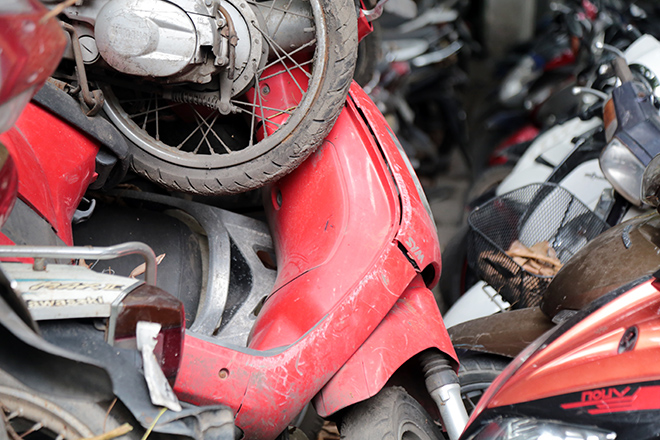 Hàng trăm xe máy “bị bỏ rơi”, chất đống cho cỏ mọc ở Sài Gòn - 16