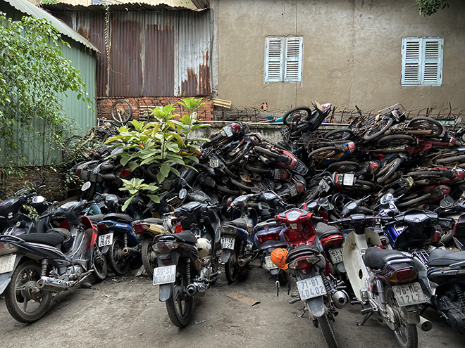 Hàng trăm xe máy “bị bỏ rơi”, chất đống cho cỏ mọc ở Sài Gòn - 17