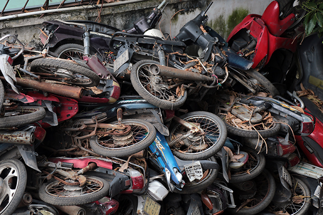 Hàng trăm xe máy “bị bỏ rơi”, chất đống cho cỏ mọc ở Sài Gòn - 2