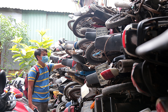 Hàng trăm xe máy “bị bỏ rơi”, chất đống cho cỏ mọc ở Sài Gòn - 3