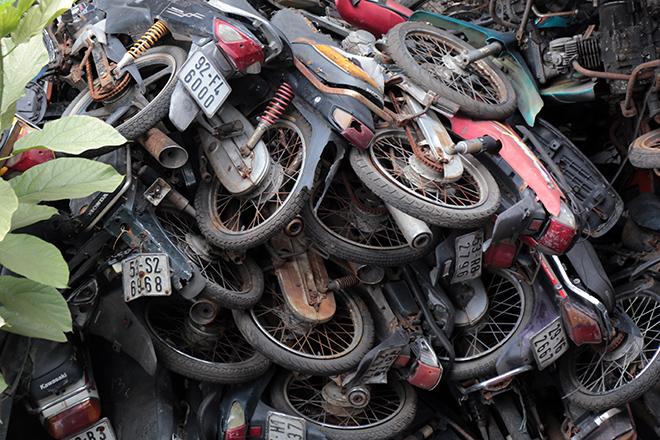 Hàng trăm xe máy “bị bỏ rơi”, chất đống cho cỏ mọc ở Sài Gòn - 5