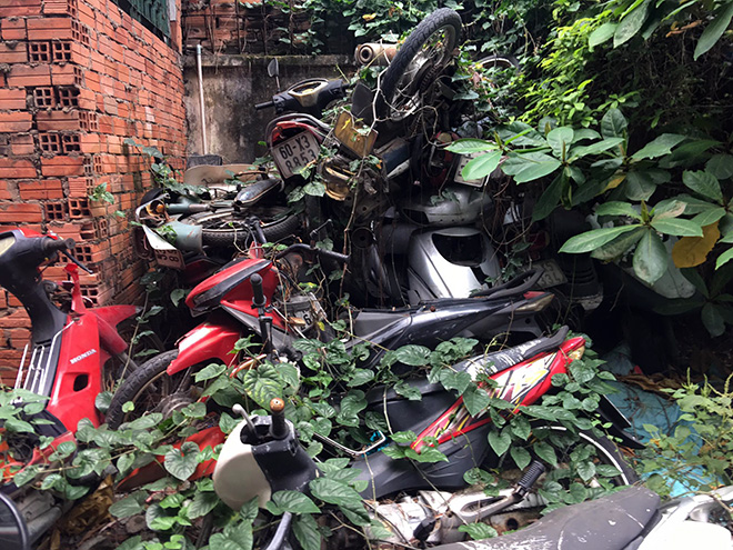 Hàng trăm xe máy “bị bỏ rơi”, chất đống cho cỏ mọc ở Sài Gòn - 8