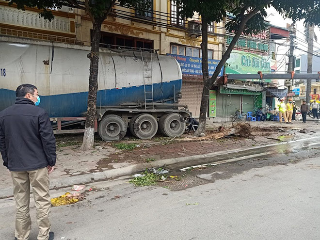 Xe bồn lao lên vỉa hè, tông vào nhiều nhà dân ven đường - 2