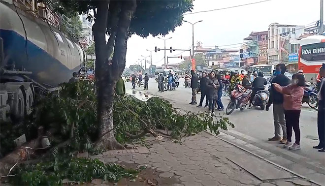 Xe bồn lao lên vỉa hè, tông vào nhiều nhà dân ven đường - 3