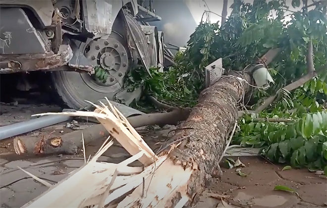 Xe bồn lao lên vỉa hè, tông vào nhiều nhà dân ven đường - 4