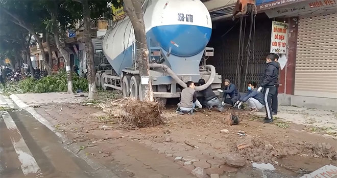 Xe bồn lao lên vỉa hè, tông vào nhiều nhà dân ven đường - 5