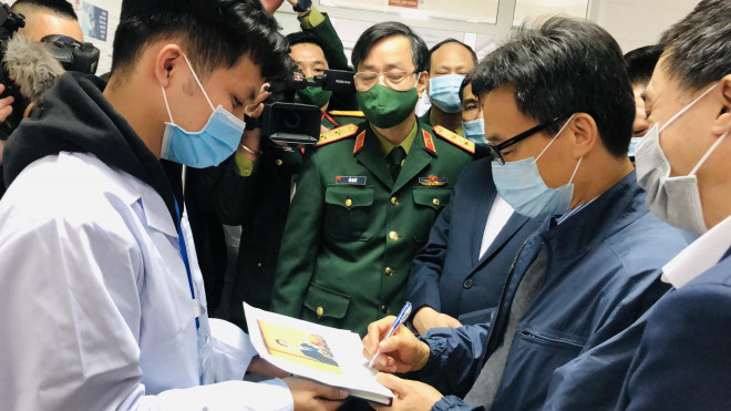 CLIP: Phó Thủ tướng Vũ Đức Đam trò chuyện với 3 người tình nguyện đầu tiên tiêm vắc-xin Covid-19 - 2