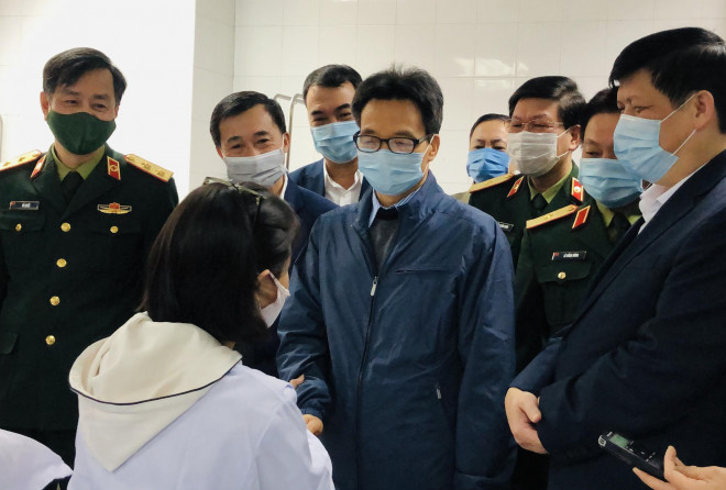 CLIP: Phó Thủ tướng Vũ Đức Đam trò chuyện với 3 người tình nguyện đầu tiên tiêm vắc-xin Covid-19 - 3