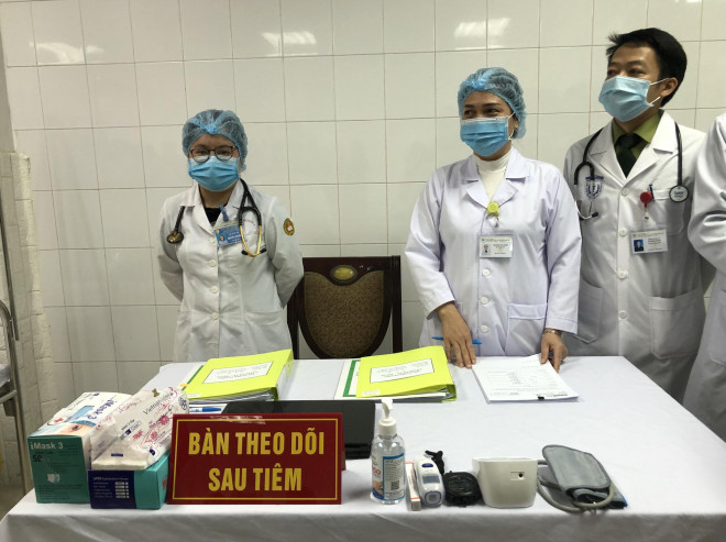 CLIP: Phó Thủ tướng Vũ Đức Đam trò chuyện với 3 người tình nguyện đầu tiên tiêm vắc-xin Covid-19 - 4