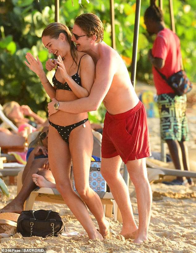 Mẫu áo tắm Kimberley Garner công khai tình tứ trai lạ ở biển - 5