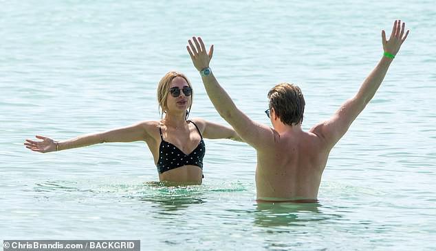 Mẫu áo tắm Kimberley Garner công khai tình tứ trai lạ ở biển - 2