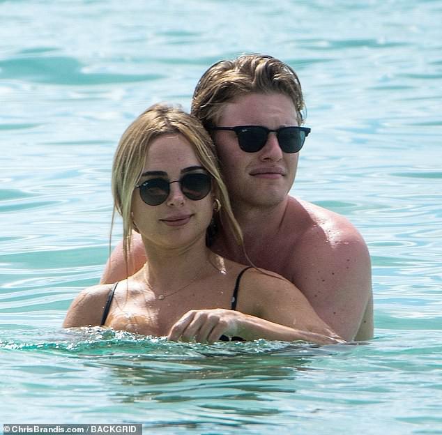 Mẫu áo tắm Kimberley Garner công khai tình tứ trai lạ ở biển - 3