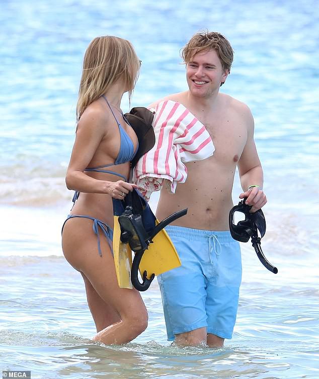 Mẫu áo tắm Kimberley Garner công khai tình tứ trai lạ ở biển - 8