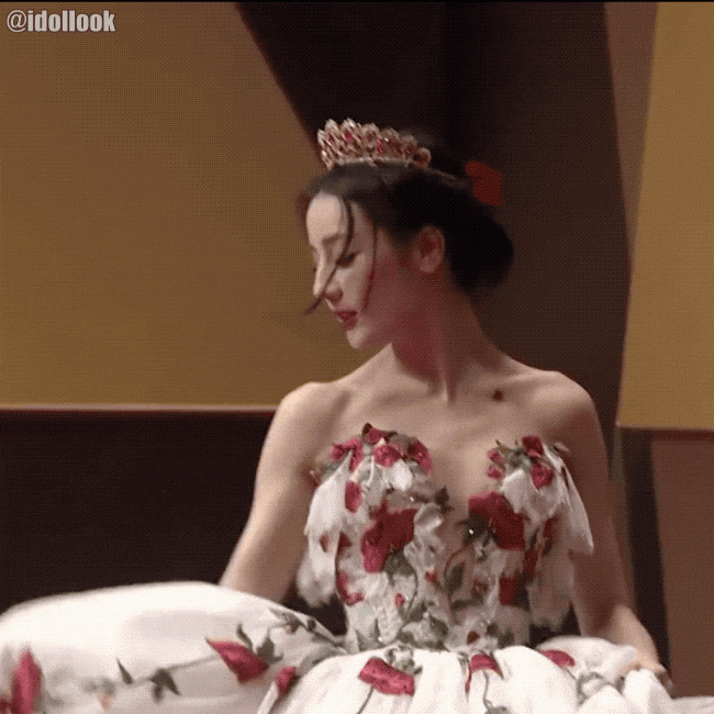 Địch Lệ Nhiệt Ba "đè bẹp" dàn mỹ nữ trên thảm đỏ nhờ váy tôn ngực, xuyên thấu - 1