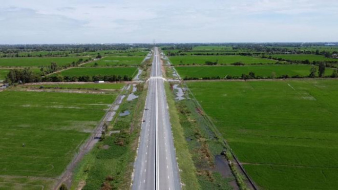 Ngỡ ngàng vẻ đẹp tuyến cao tốc phía Tây Tứ giác Long Xuyên chờ khánh thành - 1