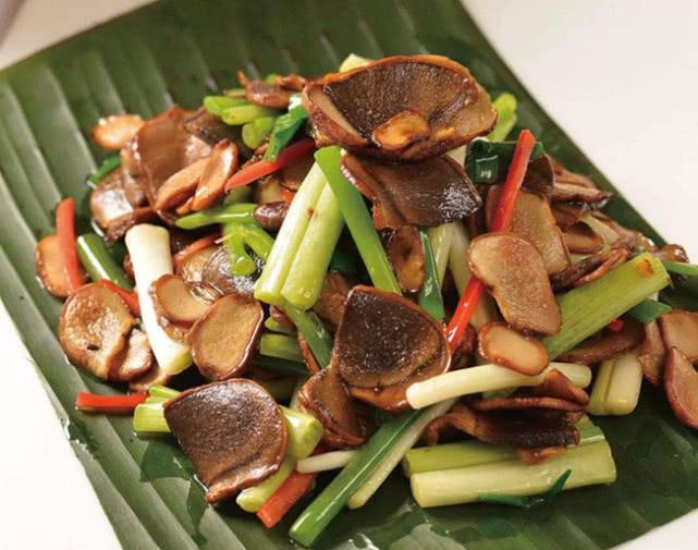 Nhìn xa tưởng nấm độc ai ngờ loại nấm trắng tròn có gai này lại là đặc ...