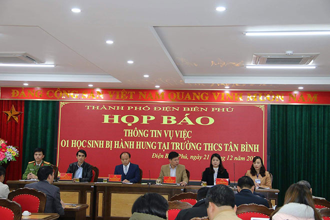 Khởi tố phụ huynh xông vào trường hành hung học sinh lớp 6 - 2