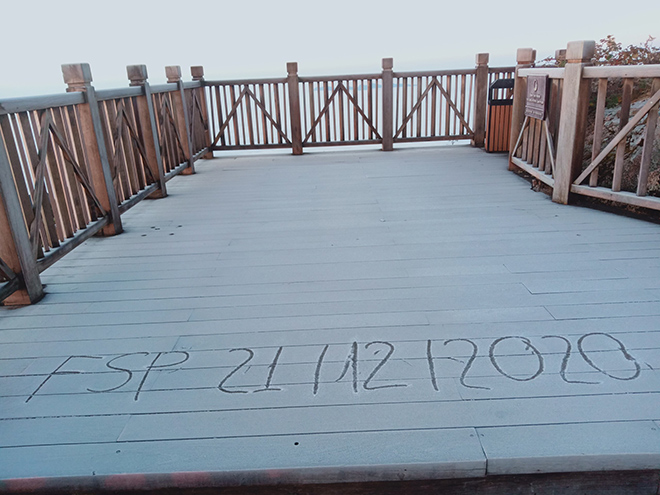 Đỉnh Fansipan xuống -9 độ C, băng giá phủ trắng như tuyết - 2