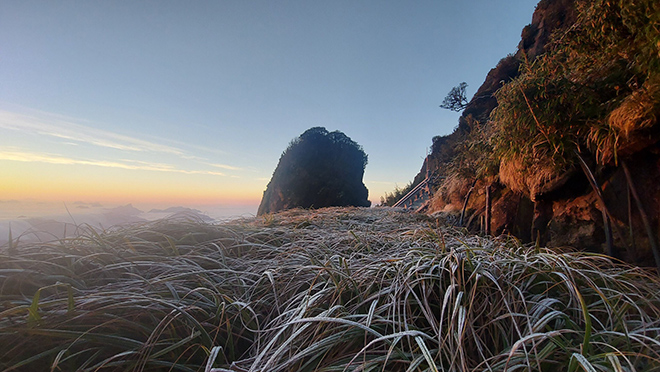 Đỉnh Fansipan xuống -9 độ C, băng giá phủ trắng như tuyết - 6