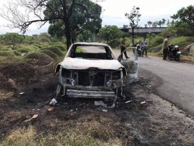 Bình Dương: Mâu thuẫn với vợ, người đàn ông tự đốt ô tô "cho bõ tức" - 2