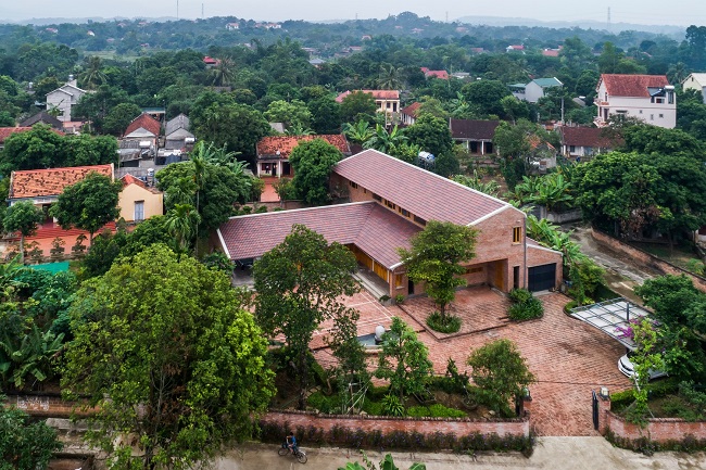 Ngôi nhà tọa lạc ở khu vực nông thôn huyện Tam Nông (Phú Thọ) có tên là X – House. Nhà được thiết kế và xây dựng dựa trên ý tưởng sử dụng vật liệu gỗ xoan truyền thống làm chủ đạo. Đây là một vật liệu thiên nhiên quen thuộc của nhiều vùng nông thôn đồng bằng Bắc Bộ.
