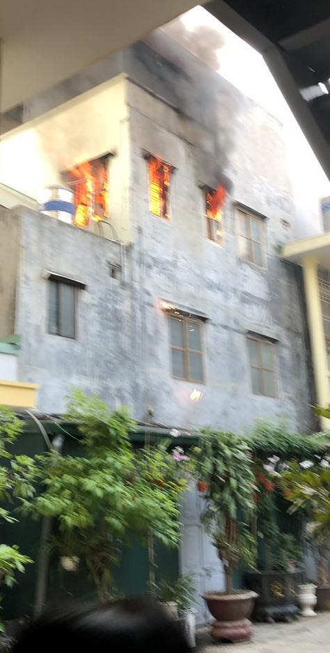 CSGT cứu sống cụ bà khỏi đám cháy trên tầng 3 - 1