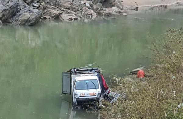 Tài xế ngủ gật, ô tô lao xuống vực sâu 40m - 1