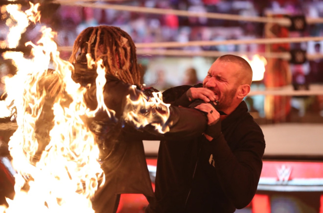 Sợ hãi đấu vật WWE: Knock-out xong còn châm lửa thiêu cháy đối thủ - 1