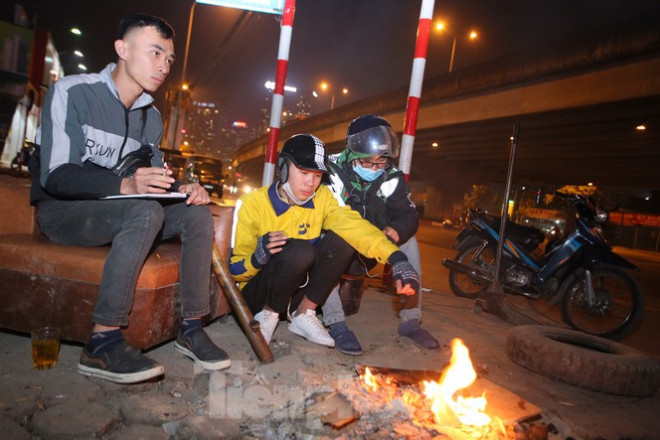 Ảnh: Lái xe công nghệ Hà Nội xoay xở mưu sinh trong thuế phí và giá lạnh - 2