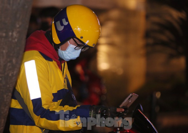Ảnh: Lái xe công nghệ Hà Nội xoay xở mưu sinh trong thuế phí và giá lạnh - 11