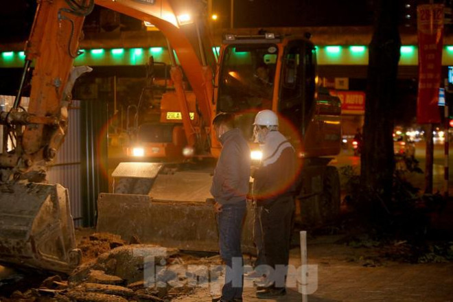 Công nhân trắng đêm thi công hầm chui - nút giao Lê Văn Lương - 2