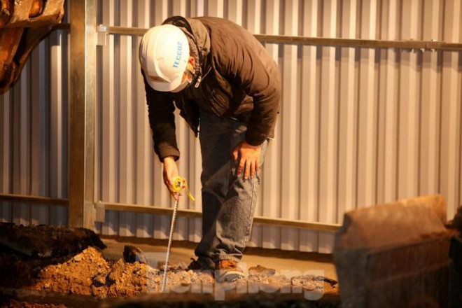 Công nhân trắng đêm thi công hầm chui - nút giao Lê Văn Lương - 8