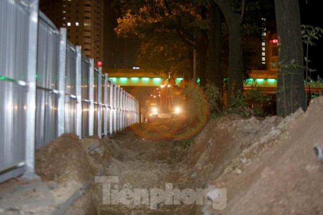 Công nhân trắng đêm thi công hầm chui - nút giao Lê Văn Lương - 9