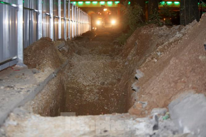 Công nhân trắng đêm thi công hầm chui - nút giao Lê Văn Lương - 7