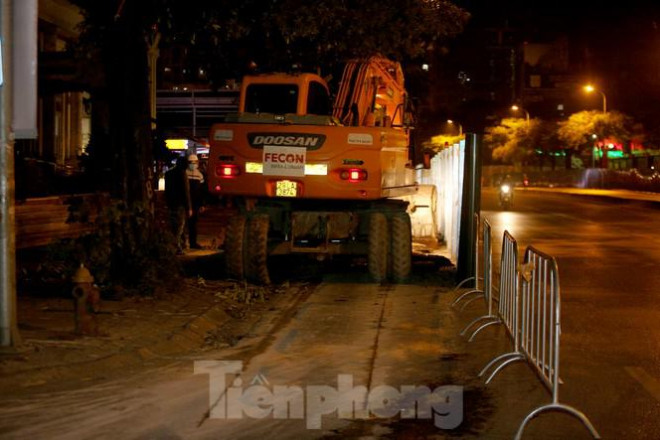 Công nhân trắng đêm thi công hầm chui - nút giao Lê Văn Lương - 6