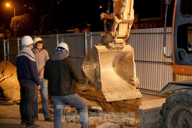 Công nhân trắng đêm thi công hầm chui - nút giao Lê Văn Lương - 10